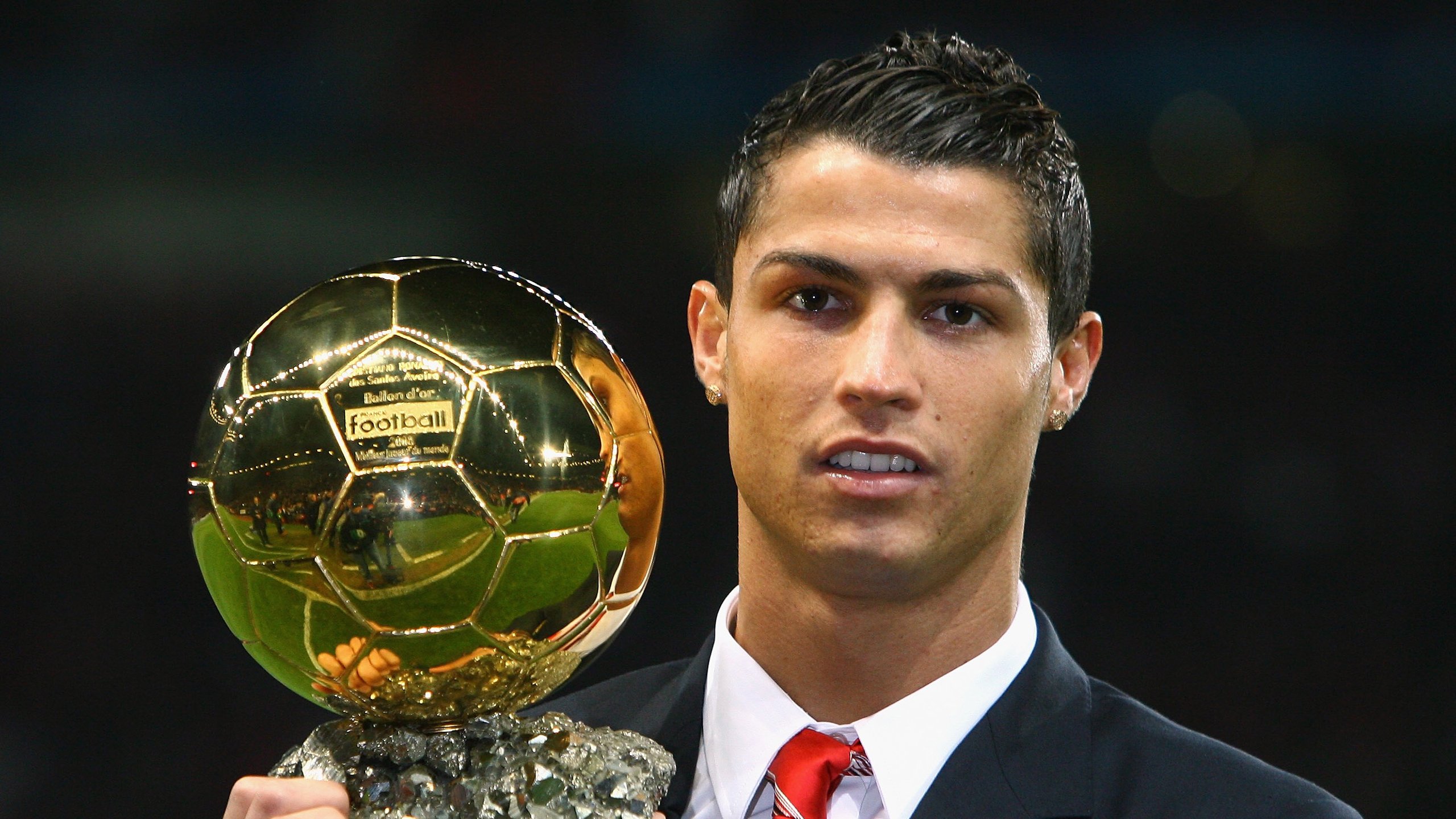 “中超联赛战火再燃，豪门争锋燃爆绿茵场”，中超传统豪门