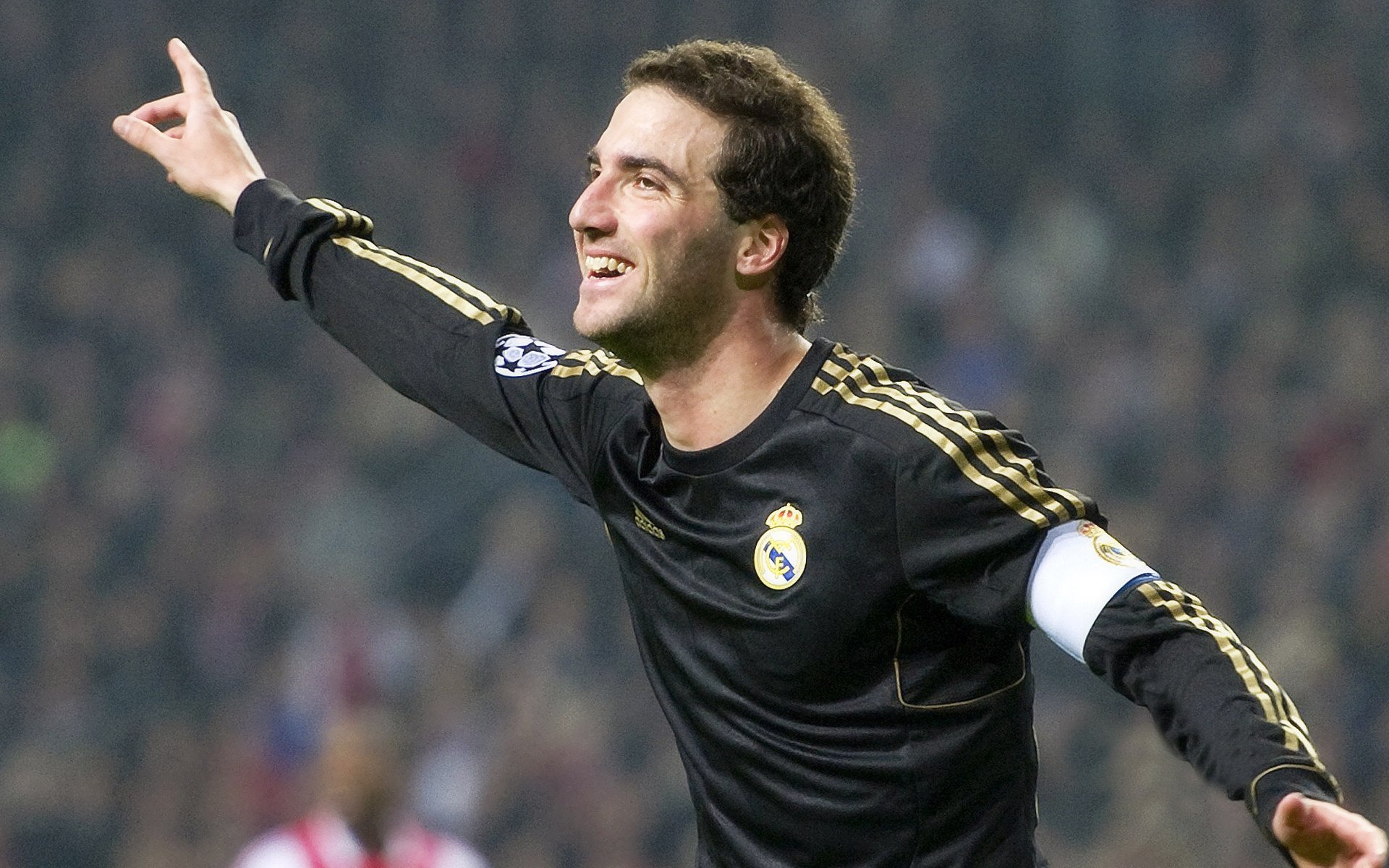 “中超联赛战火再燃，豪门争锋燃爆绿茵场”，中超传统豪门