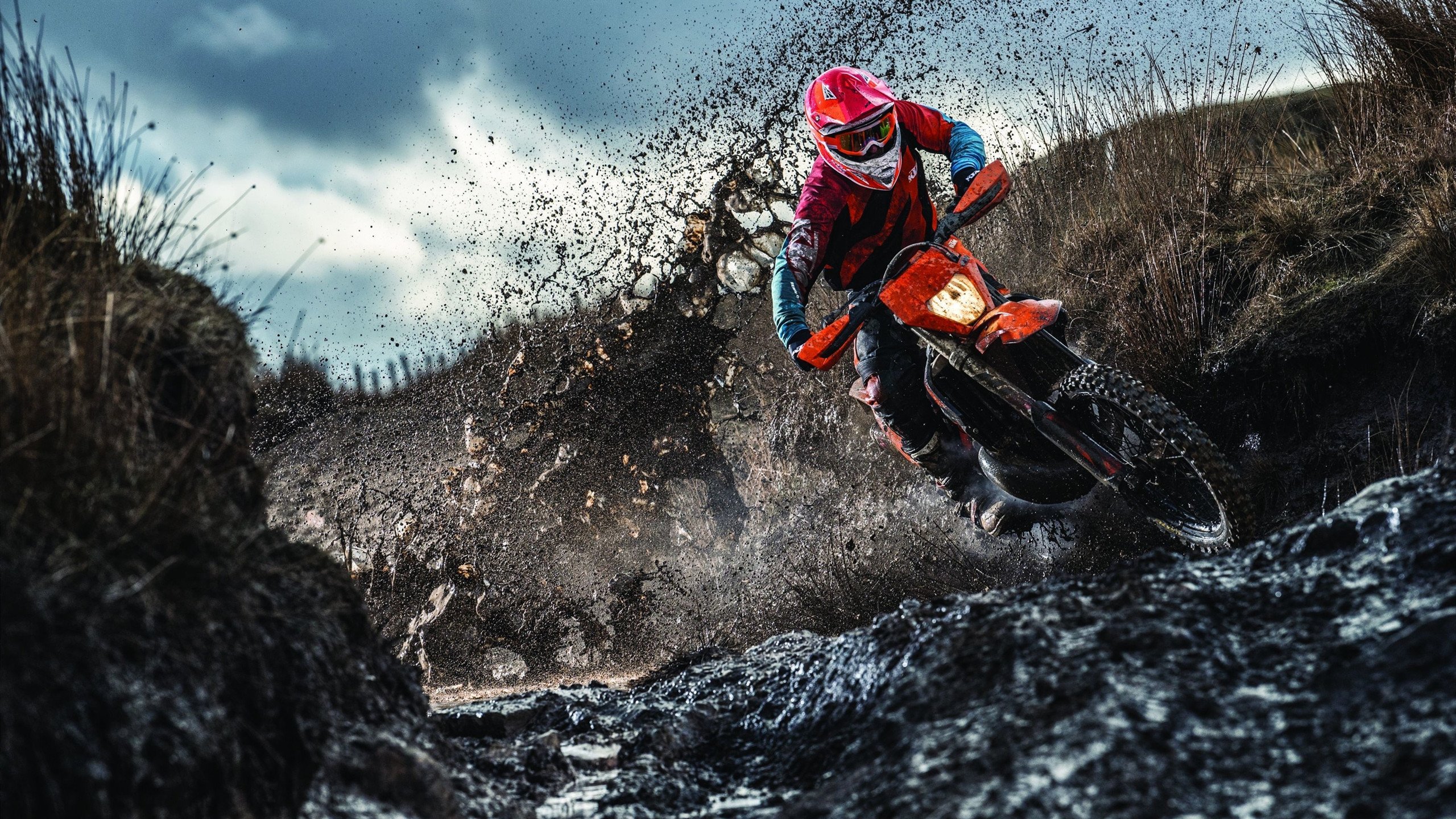 “从泥泞到雪海：震撼全场的极限越野竞技”，泥潭越野车比赛视频